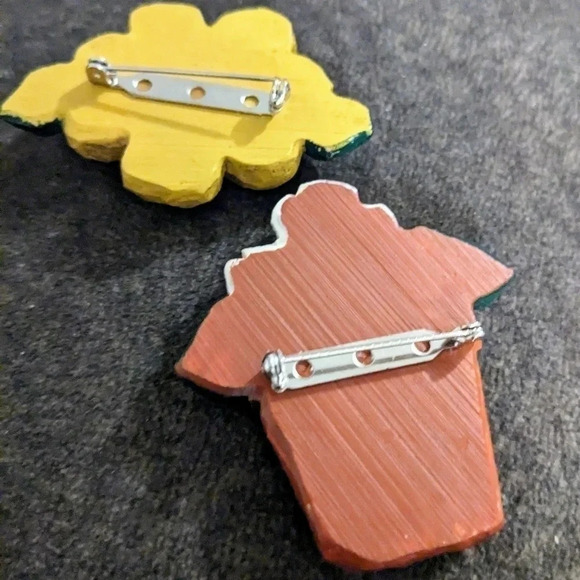 Midwest of Cannon Falls Eddie Walker Flower‎ Pot w Small Caterpillar Brooch Pin - Picture 2 of 2